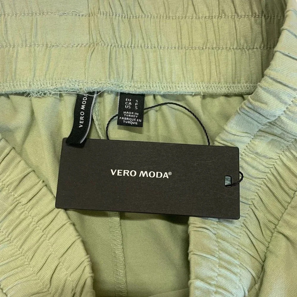 Vera Moda Juna Ruffle Hem Stretch Cotton Pull-on Shorts In Desert Sage SZ M NWT - Picture 7 of 16